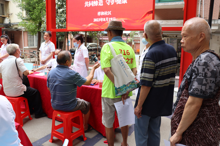 《长江日报》长江健康传播研究院+武汉弘医堂|第六届中国医师节惠民义诊活动圆满开展插图5