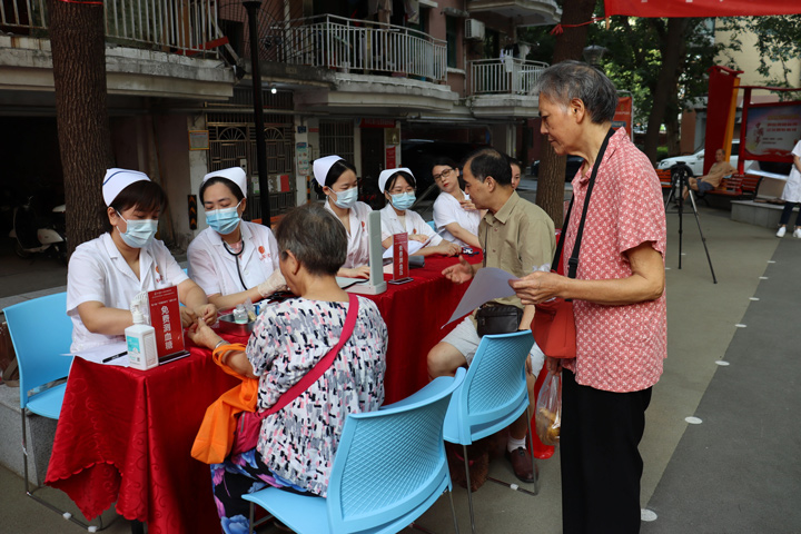 《长江日报》长江健康传播研究院+武汉弘医堂|第六届中国医师节惠民义诊活动圆满开展插图6