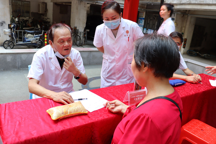 《长江日报》长江健康传播研究院+武汉弘医堂|第六届中国医师节惠民义诊活动圆满开展插图16